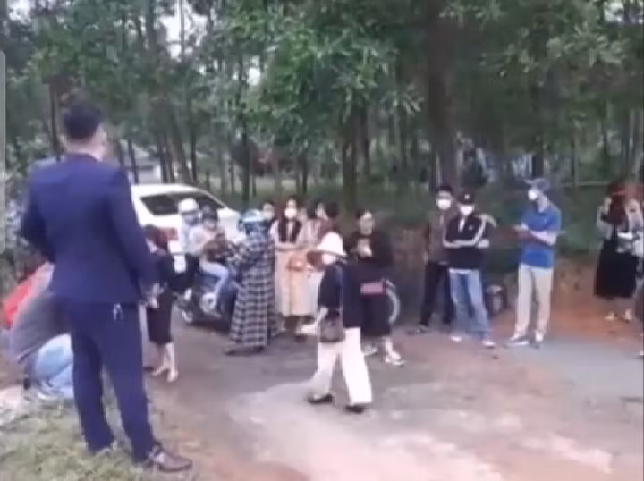 Các "cò đất" tập trung tại khu đất ở thôn Hà Xá để tranh nhau chốt lô bất chấp dịch Covid-19 đang gia tăng ở tỉnh Quảng Trị (ảnh cắt từ clip).