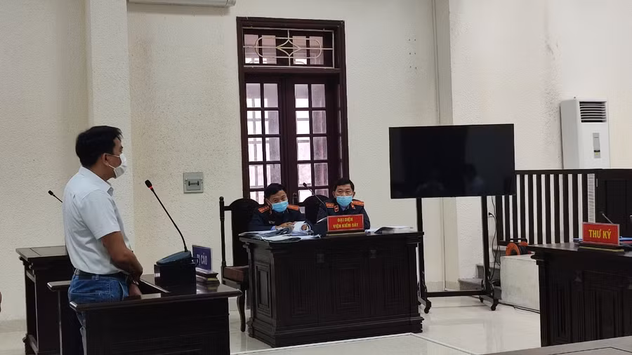 Bị cáo Huy trả lời các câu hỏi chất vấn của HĐXX.