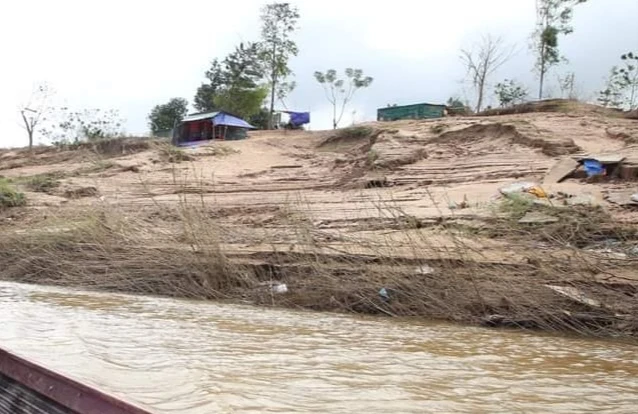 Một điểm bị sạt lở ở bờ sông Sê Pôn.