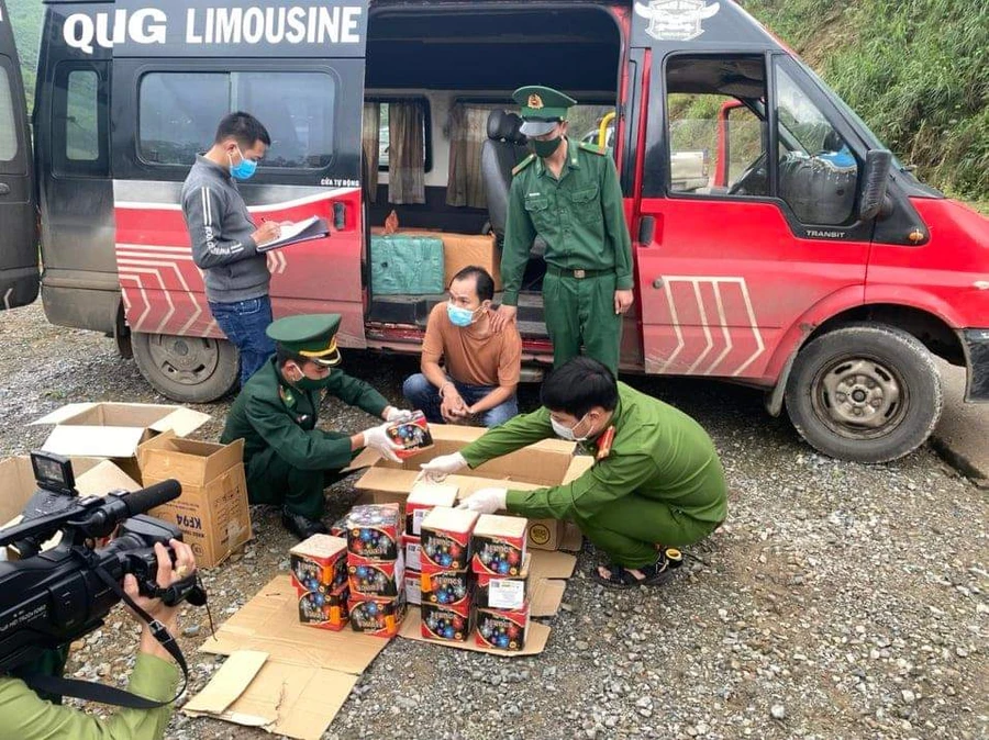 Lực lượng chức năng kiểm đếm số pháo lậu ở trên xe ô tô khách. 