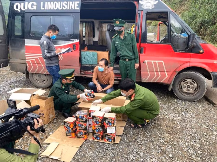 Lực lượng chức năng kiểm đếm số pháo lậu ở trên xe ô tô khách. 