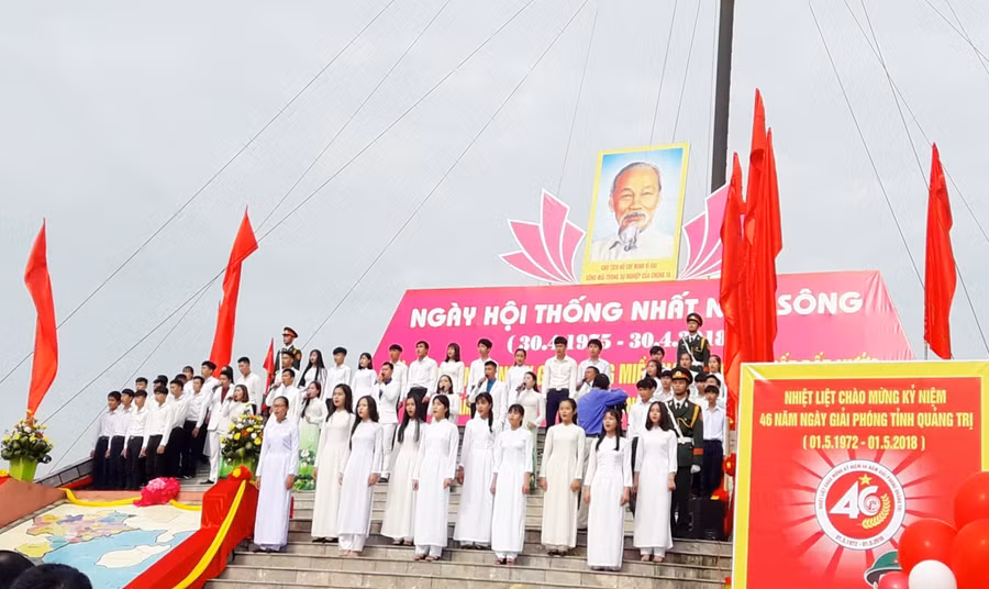 Lễ thượng cờ "Thống nhất non sông" tại đôi bờ Hiền Lương - Bến Hải năm 2018 (ảnh tư liệu)