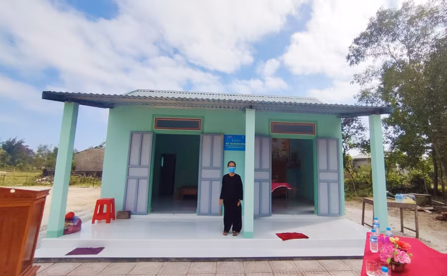 Bà Tất bên căn nhà mới do Báo GD&amp;TĐ hỗ trợ kinh phí xây dựng.