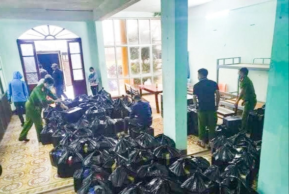 Công an TP Đông Hà kiểm đếm số rượu lậu. 