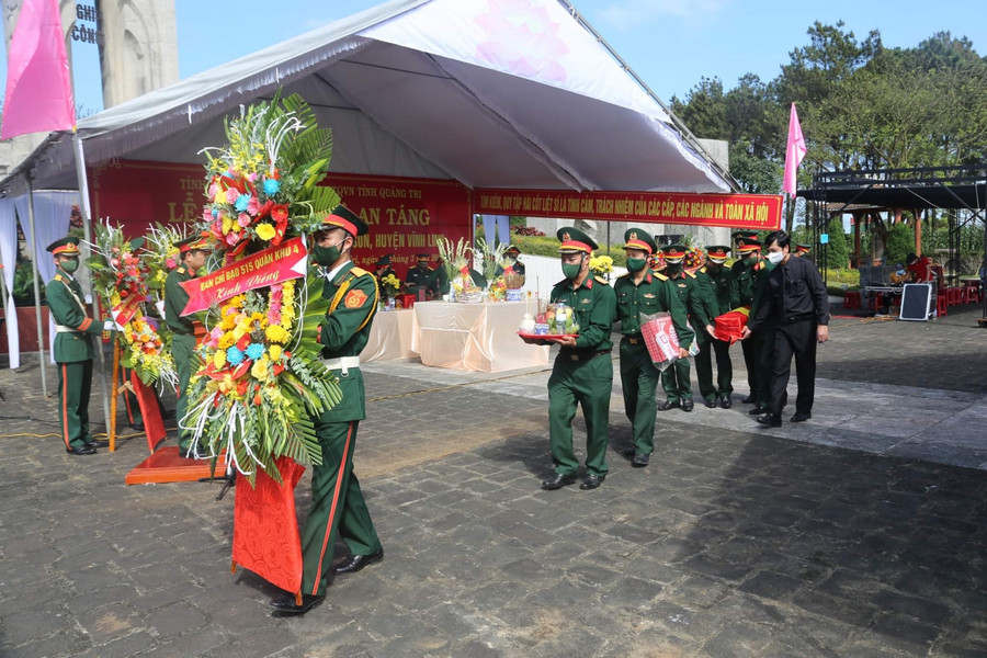 Di chuyển các hài cốt liệt sĩ vào Nghĩa trang để an táng.