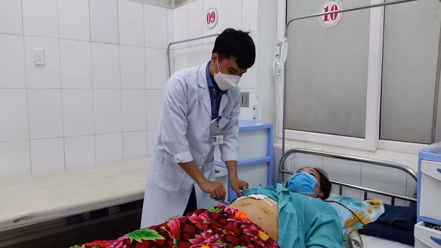 Bác sĩ Khoa Ung bướu tiến hành thăm khám cho bệnh nhân L. sau ca phẫu thuật.