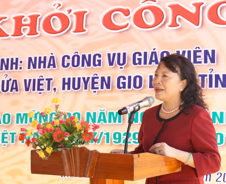 Thứ trưởng Bộ GD&ĐT Nguyễn Thị Nghĩa mong rằng với món quà ý nghĩa này sẽ động viên các thầy cô giáo vượt qua khó khăn hoàn thành tốt nhiệm vụ