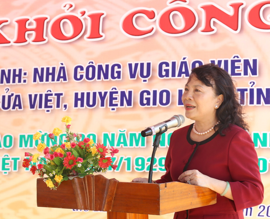 Thứ trưởng Bộ GD&ĐT Nguyễn Thị Nghĩa mong rằng với món quà ý nghĩa này sẽ động viên các thầy cô giáo vượt qua khó khăn hoàn thành tốt nhiệm vụ Thứ trưởng Bộ GD&ĐT Nguyễn Thị Nghĩa mong rằng với món quà ý nghĩa này sẽ động viên các thầy cô giáo vượt qua khó khăn hoàn thành tốt nhiệm vụ