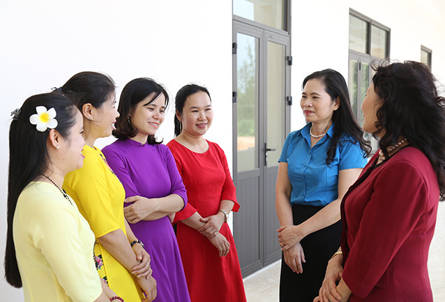 Thứ trưởng Nguyễn Thị Nghĩa cùng bà Nguyễn Thị Bích Hợp, phó chủ tịch Công đoàn giáo dục Việt Nam chia sẻ với những khó khăn của giáo viên trường THCS&THPT Cửa Việt. Thứ trưởng Nguyễn Thị Nghĩa cùng bà Nguyễn Thị Bích Hợp, phó chủ tịch Công đoàn giáo dục Việt Nam chia sẻ với những khó khăn của giáo viên trường THCS&THPT Cửa Việt.