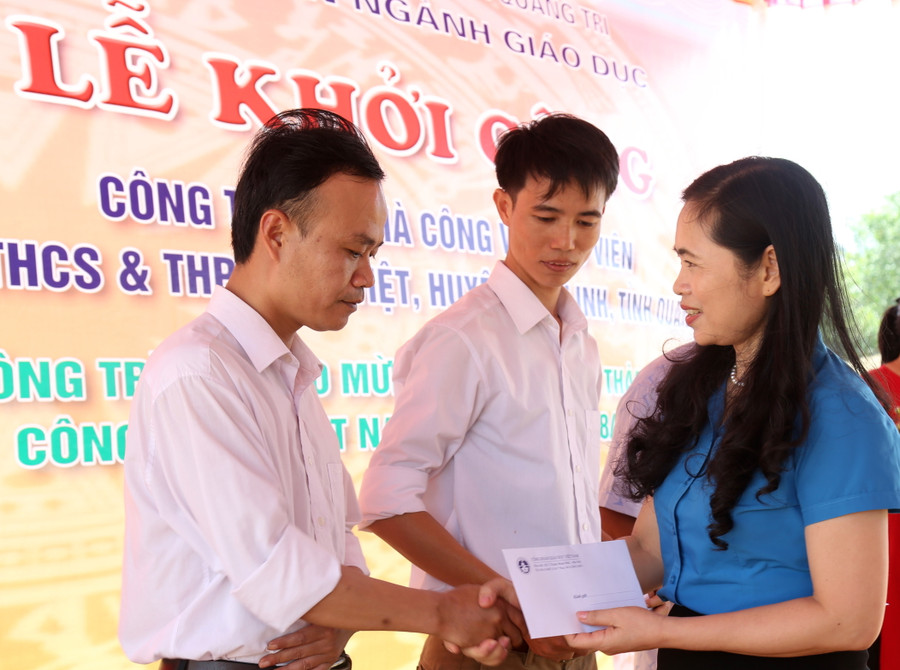 Bà Nguyễn Thị Bích Hợp, phó chủ tịch Công đoàn GD Việt Nam trao phần quà 3 triệu đồng hỗ trợ cho các giáo viên có hoàn cảnh khó khăn tại tỉnh Quảng Trị Bà Nguyễn Thị Bích Hợp, phó chủ tịch Công đoàn GD Việt Nam trao phần quà 3 triệu đồng hỗ trợ cho các giáo viên có hoàn cảnh khó khăn tại tỉnh Quảng Trị