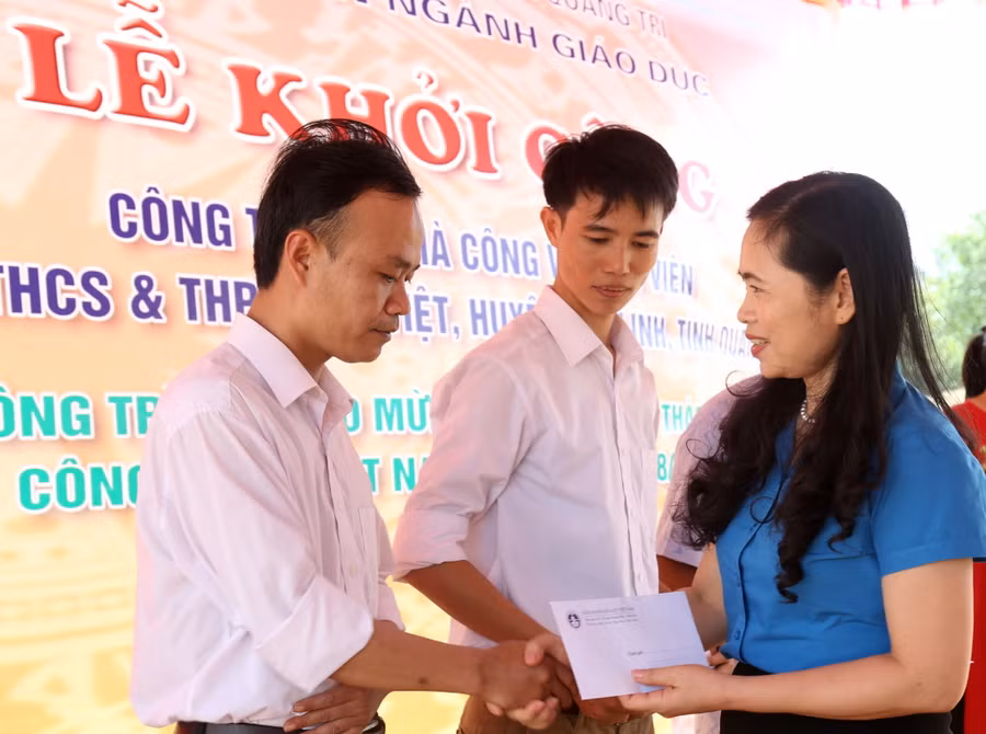 Bà Nguyễn Thị Bích Hợp, phó chủ tịch Công đoàn GD Việt Nam trao phần quà 3 triệu đồng hỗ trợ cho các giáo viên có hoàn cảnh khó khăn tại tỉnh Quảng Trị