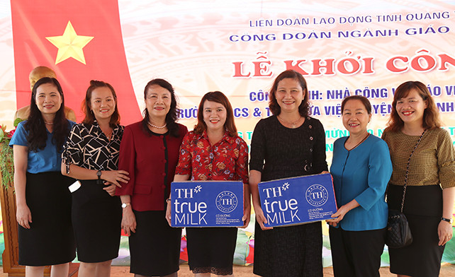 Thứ trưởng Bộ GD&ĐT Nguyễn Thị Nghĩa cùng đoàn công tác tặng sữa cho các trường Mầm non trên địa bàn Thứ trưởng Bộ GD&ĐT Nguyễn Thị Nghĩa cùng đoàn công tác tặng sữa cho các trường Mầm non trên địa bàn