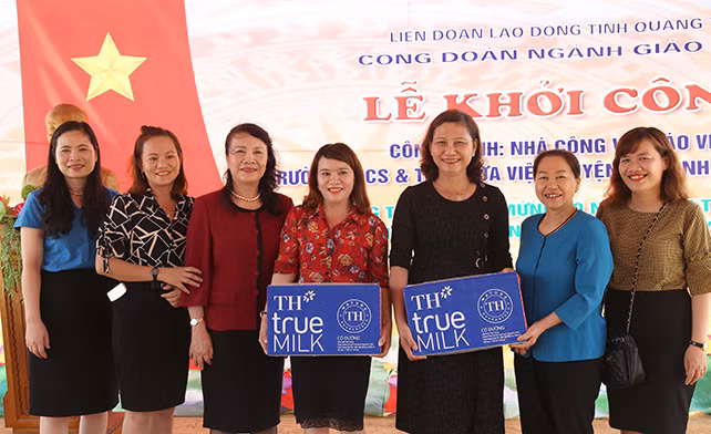 Thứ trưởng Bộ GD&ĐT Nguyễn Thị Nghĩa cùng đoàn công tác tặng sữa cho các trường Mầm non trên địa bàn