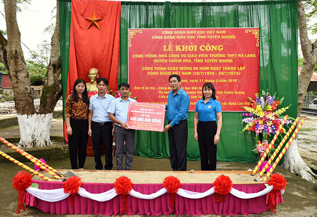 Công đoàn Bộ GD&ĐT trao hỗ trợ xây dựng nhà công vụ cho giáo viên trường THPT Hà Lang huyện Chiêm Hoá tỉnh Tuyên Quang.