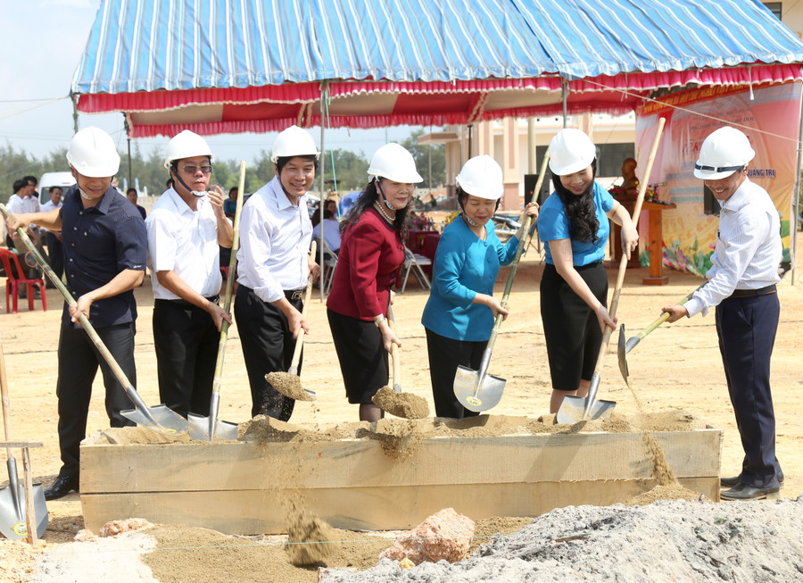 Thứ trưởng Bộ GD&ĐT Nguyễn Thị Nghĩa cùng đại diện các đơn vị làm lễ động thổ xây dựng nhà công vụ cho giáo viên trường THCS&THPT Cửa Việt (Gio Linh - Quảng Trị) Thứ trưởng Bộ GD&ĐT Nguyễn Thị Nghĩa cùng đại diện các đơn vị làm lễ động thổ xây dựng nhà công vụ cho giáo viên trường THCS&THPT Cửa Việt (Gio Linh - Quảng Trị)