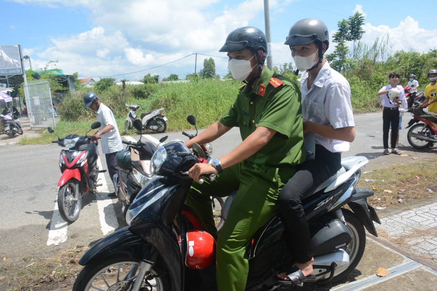 Hỗ trợ đón thí sinh đi thi (ảnh tư liệu).