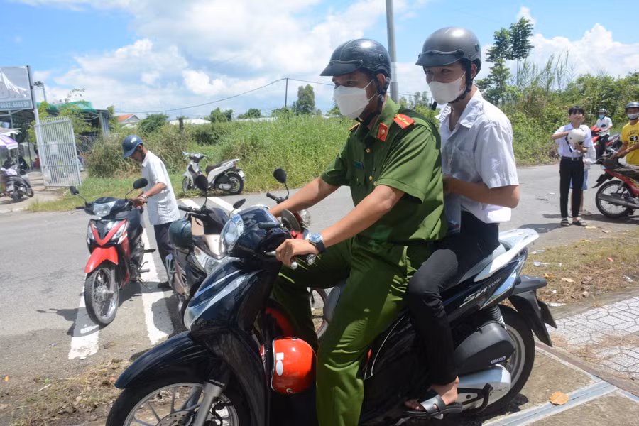 Hỗ trợ đón thí sinh đi thi (ảnh tư liệu).