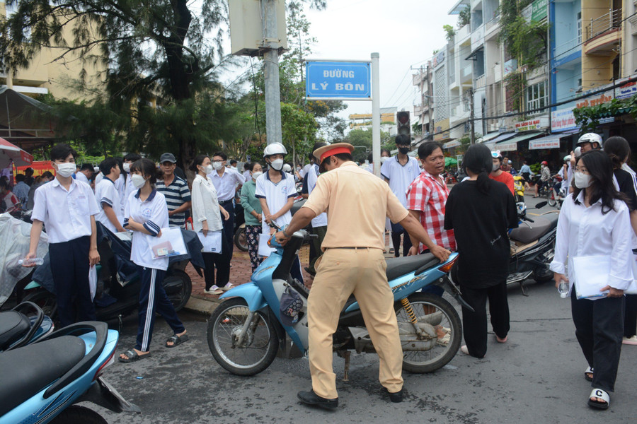 Đảm bảo trật tự ATGT các điểm thi (ảnh tư liệu).