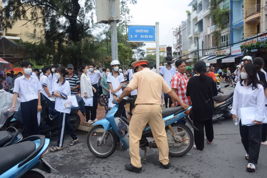 Đảm bảo trật tự ATGT các điểm thi (ảnh tư liệu).