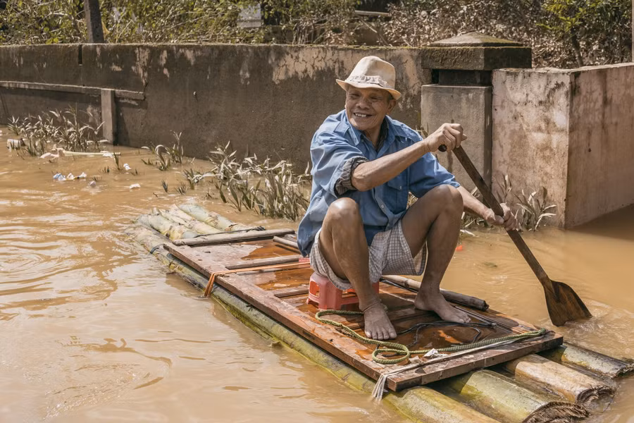 Bè chuối, được người dân dùng làm phương tiện đi lại trong lũ