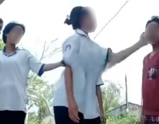 Một cảnh nhóm học sinh đang đánh bạn được cắt từ video clip. Một cảnh nhóm học sinh đang đánh bạn được cắt từ video clip.