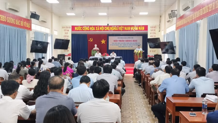 Hội thảo tổ chức tại hội trường Trường THPT Hồ Thị Kỷ ( TP Cà Mau)