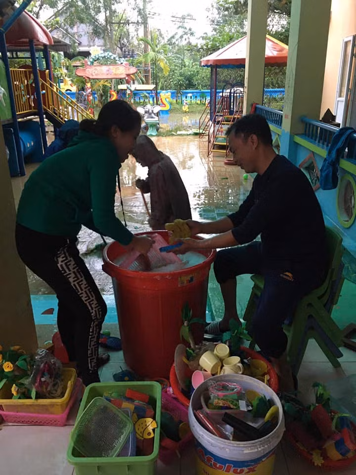 Cùng phụ huynh tỉ mỉ rửa sạch những món đồ chơi của học sinh mầm non bị ngâm trong nước lũ