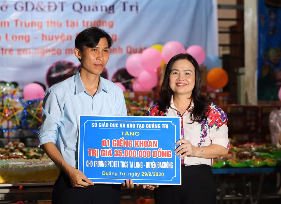 Bà Lê Thị Hương, Giám đốc Sở GD&amp;ĐT tỉnh Quảng Trị trao tặng nhà trường 1 giếng khoan trị giá 35 triệu đồng