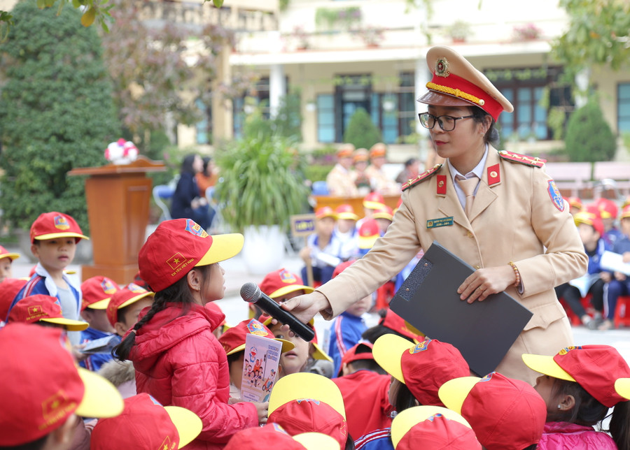 Các em học sinh trả lời câu hỏi về Luật giao thông đường bộ