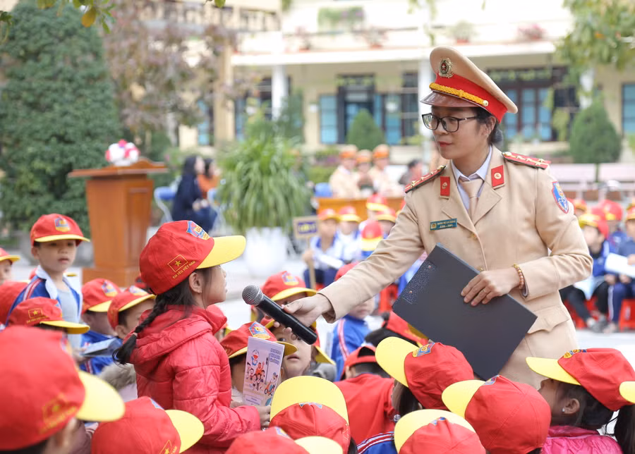 Các em học sinh trả lời câu hỏi về Luật giao thông đường bộ