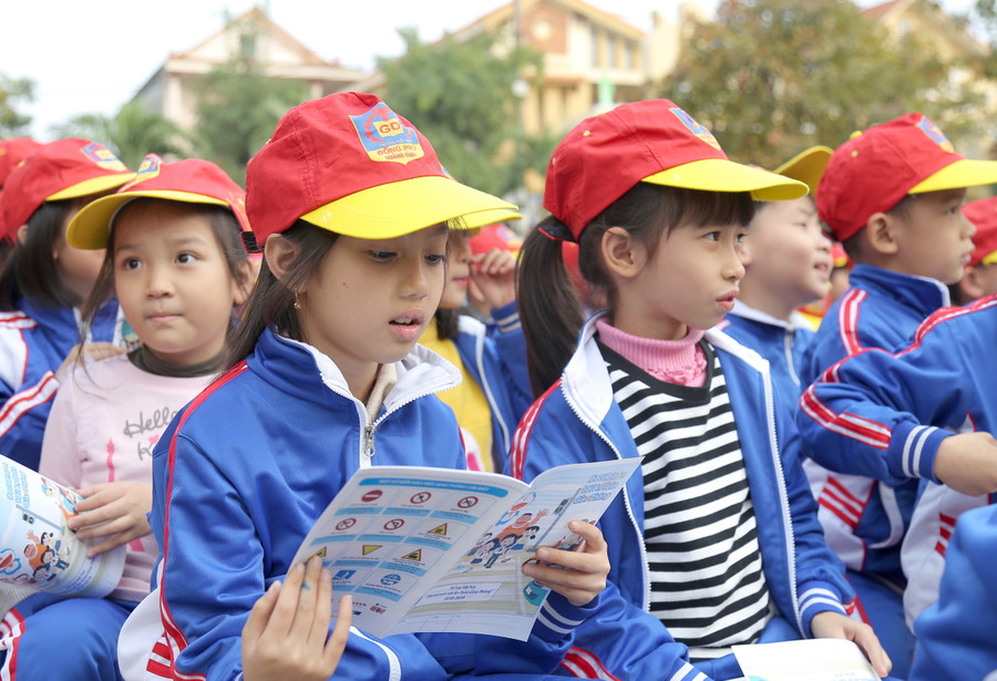 Các em học sinh tìm hiểu Luật giao thông đường bộ thông qua tờ rơi tuyên truyền cùng những kiến thức thực tế tại buổi ngoại khoá.