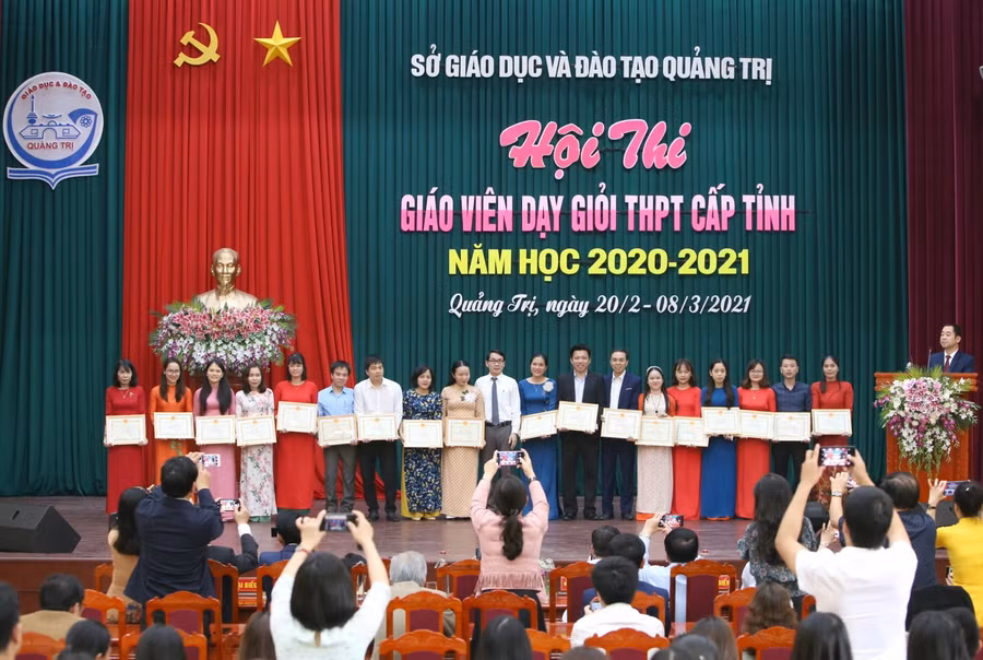 Các giáo viên tham dự hội thi được nhận giấy khen của giám đốc Sở GD&ĐT tỉnh Quảng Trị.