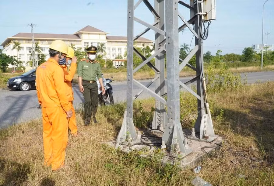 Các lực lượng chức năng kiểm tra các cột điện bị kẻ gian tháo lấy thanh giằng