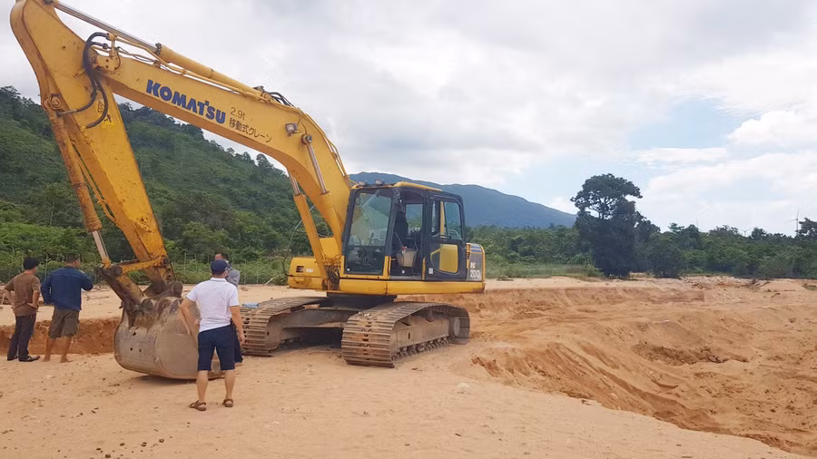 Hiện trường mỏ cát nằm trong rừng sâu với trữ lượng hàng chục ngàn khối