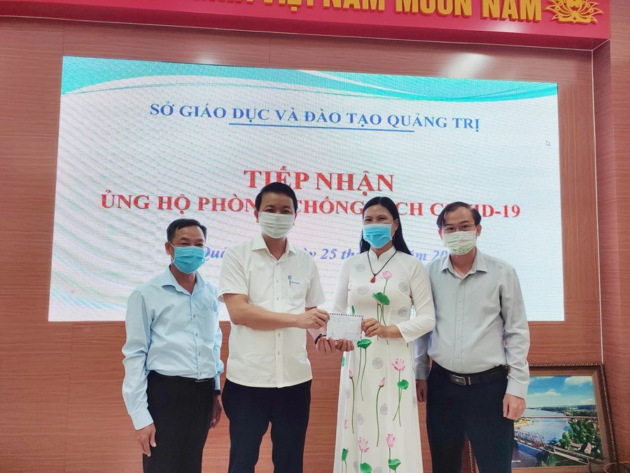 Đại diện Sở GD&ĐT Quảng Trị tiếp nhận số tiền ủng hộ từ cô Yến.