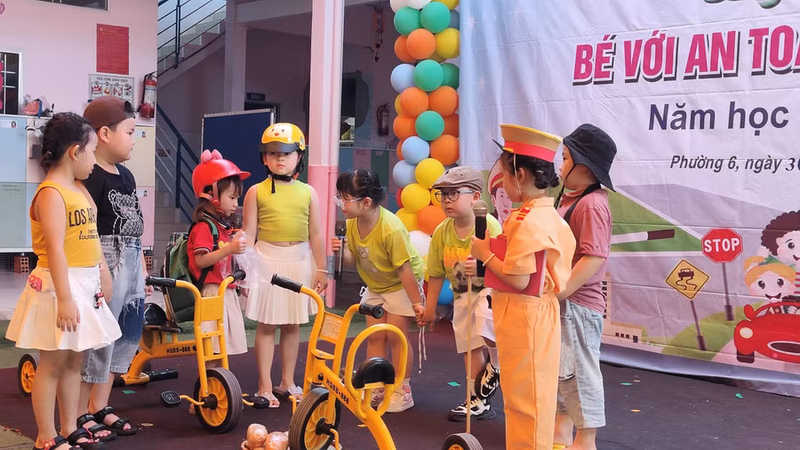 Tiểu phẩm về an toàn giao thông của một đội thi.