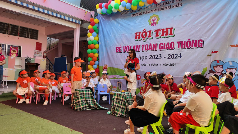 Phần thi rung chuông và trả lời câu hỏi về kiến thức an toàn giao thông.