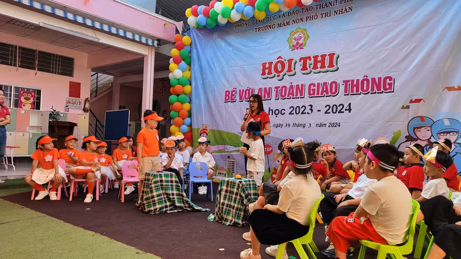 Phần thi rung chuông và trả lời câu hỏi về kiến thức an toàn giao thông.