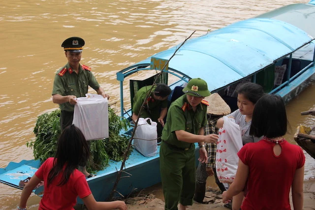 Lực lượng CA mang hàng cứu trợ về giúp bà con ngay sau khi nước lũ vừa rút. 