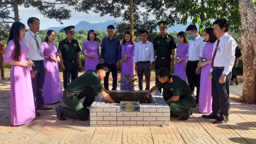 Cán bộ, giáo viên, cùng các chiến sĩ quân đội, biên phòng làm nhiệm vụ tại xã Hướng Phùng (Hướng Hoá -Quảng Trị) bên cây bàng nhân dịp lễ khai giảng năm học mới 2020 - 2021