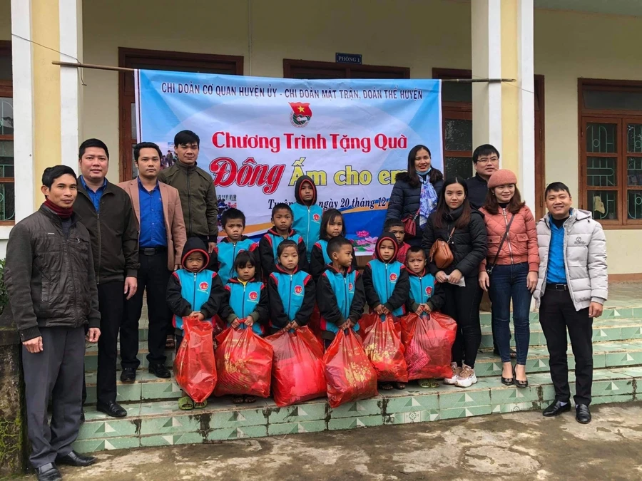 Tặng quà cho các em học sinh vùng khó