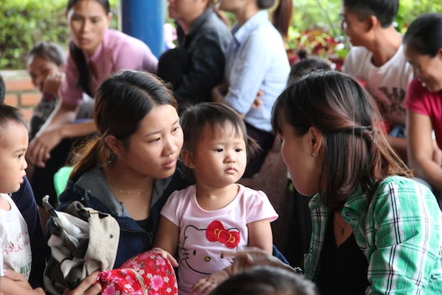 Phụ huynh học sinh tâm sự những khó khăn của mình khi có con cái đi học sau mùa lũ