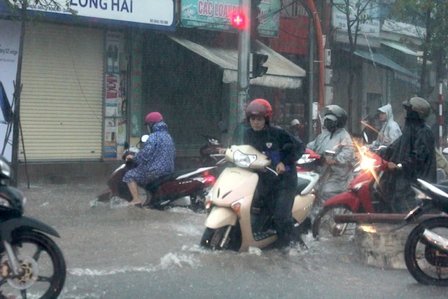 Mưa lớn làm ngập nước trên các tuyến đường tại TP Đồng Hới gây không ít khó khăn cho người dân