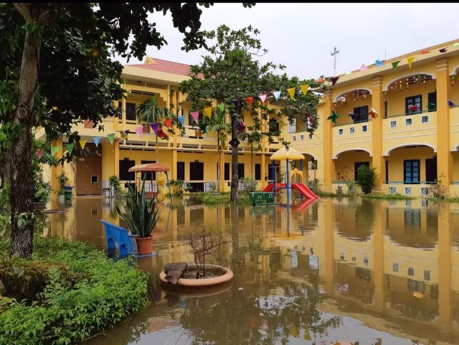 Nước lũ bắt đầu ngập vào sân trường ở Lệ Thuỷ vào sáng ngày 17/10