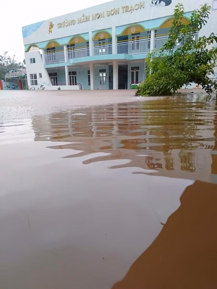 Trường mầm non chìm trong nước lũ