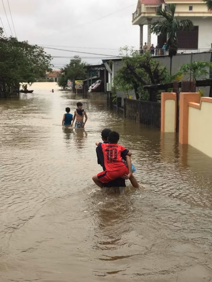 Lội bì bõm trong nước lũ