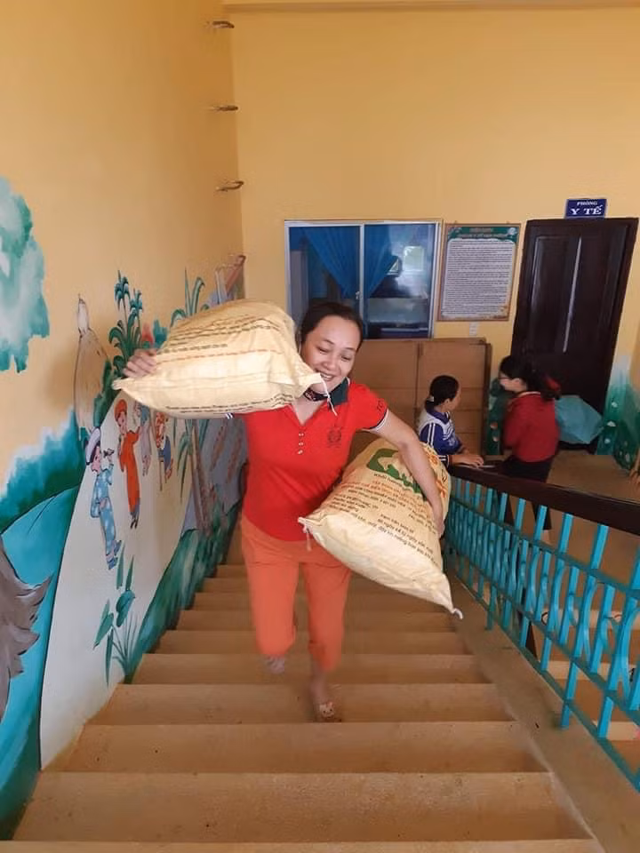 Mang chăn gối của học sinh lên khu vực cao tránh lũ