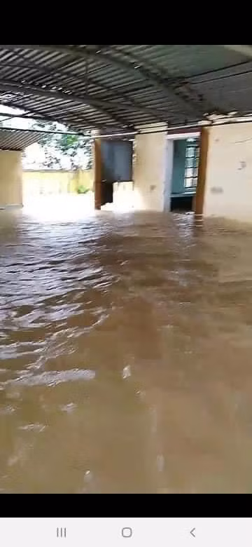 Nước lũ tấn công trường học