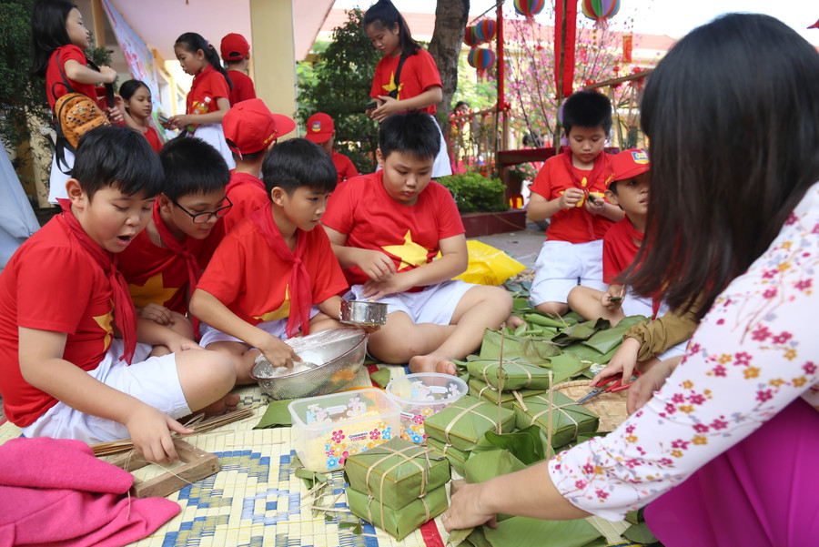 Cô và trò cùng làm bánh chưng Cô và trò cùng làm bánh chưng