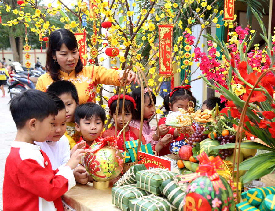 Cô và trò cùng chiêm ngưỡng mâm cỗ - thành quả của một buổi sáng vừa làm vừa hướng dẫn cho học sinh. Cô và trò cùng chiêm ngưỡng mâm cỗ - thành quả của một buổi sáng vừa làm vừa hướng dẫn cho học sinh.